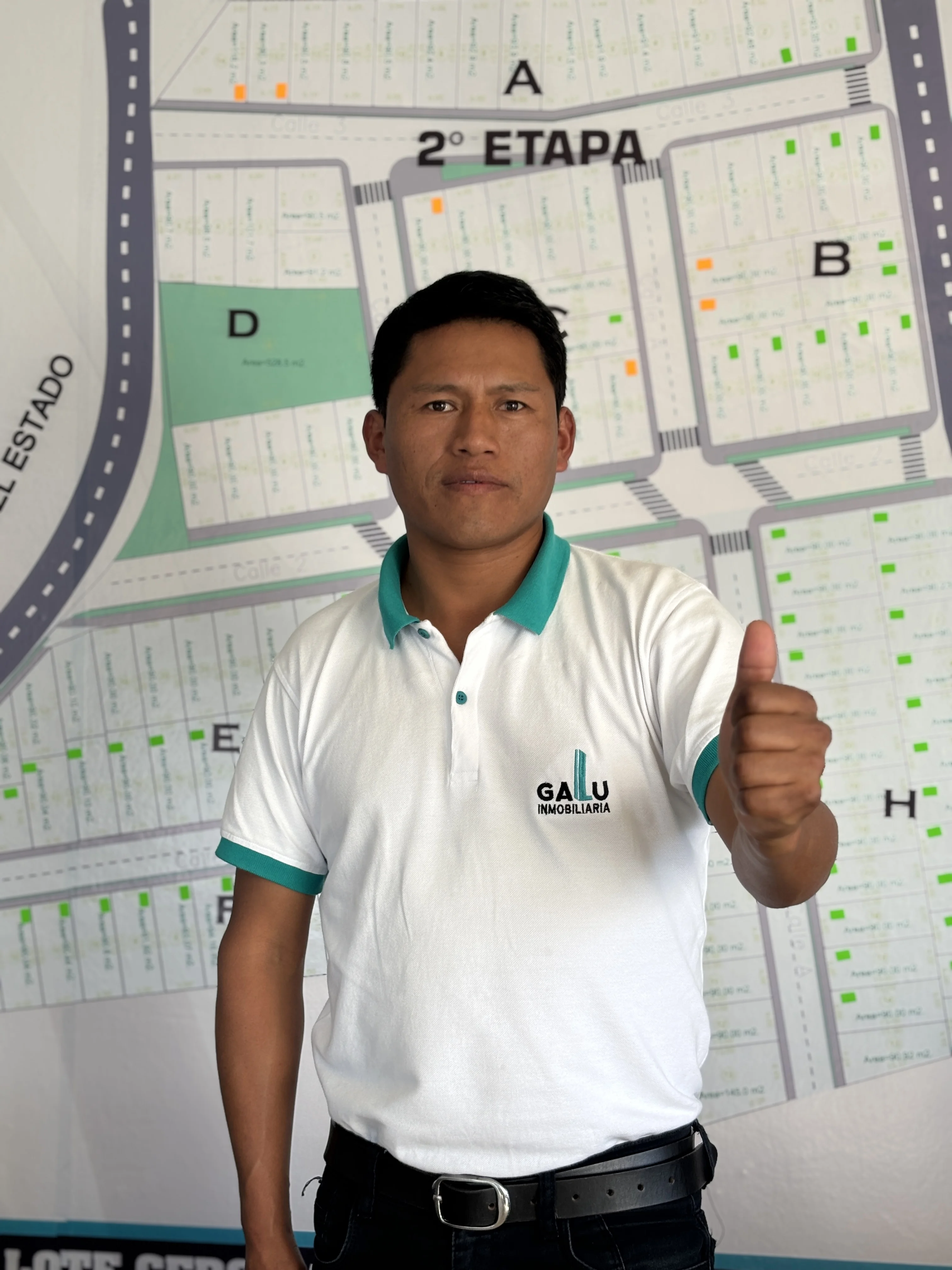Familia feliz en su nuevo hogar, testimonio de éxito con Galu Inmobiliaria