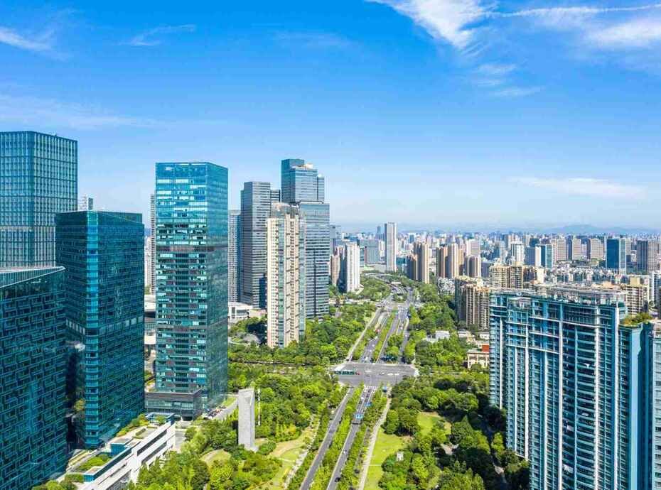 Edificios y áreas verdes de un desarrollo urbano